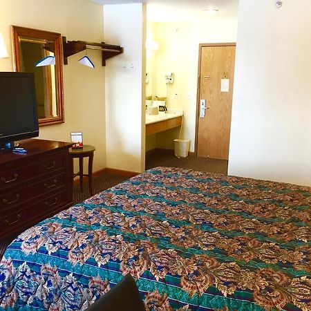 Executive Inn And Suites Уокиган Экстерьер фото